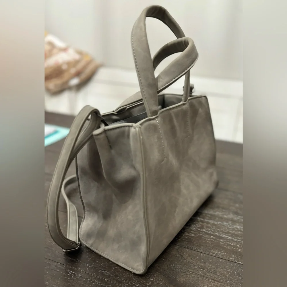 EUC Gray crossbody purse with bow - Picture 3 of 7